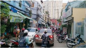 nắp hố ga nằm giữa lòng đường