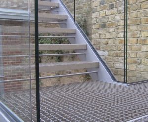 Tấm lót sàn grating từ inox có tính thẩm mỹ cao hơn so với thép và nó không bị gỉ
